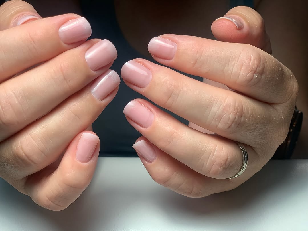 Naturlig rosa manikyr med blank finish