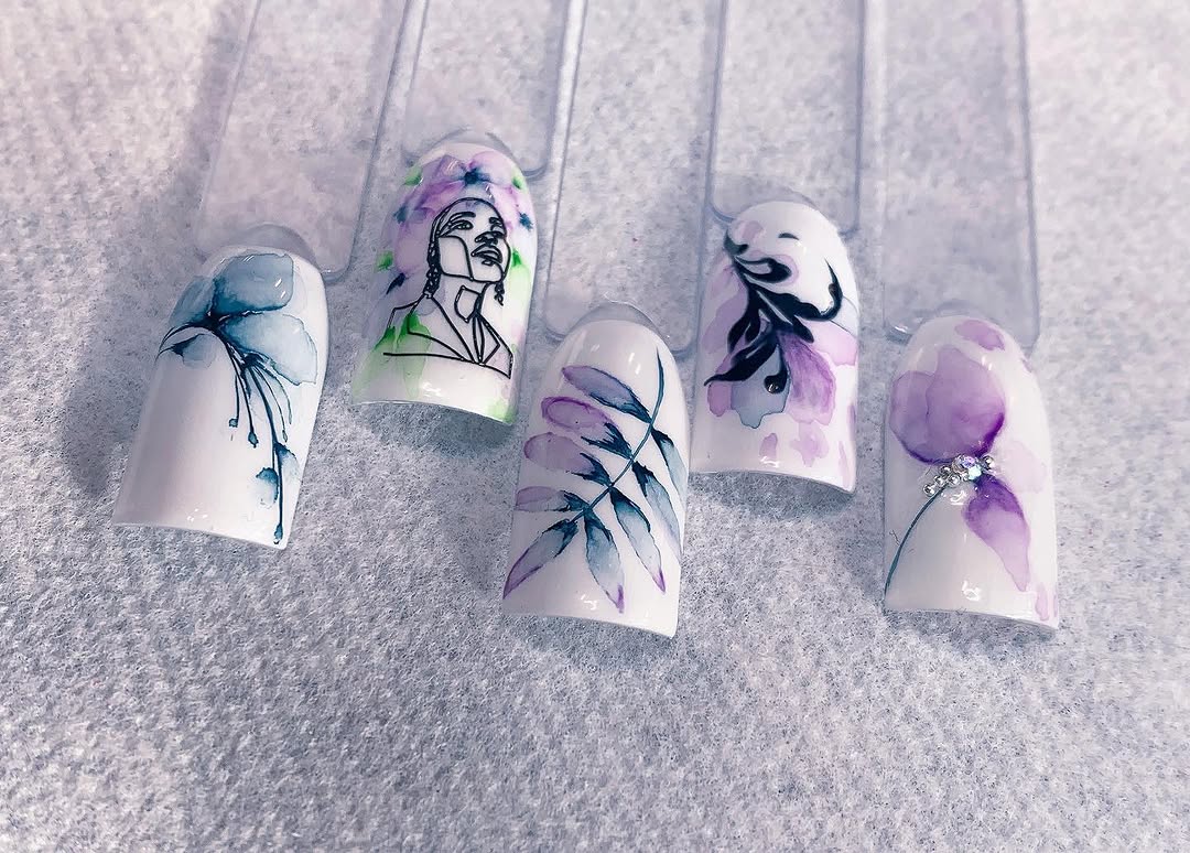 Handmålade nail art-motiv på tippar